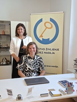 Natalija Petakovič in Vesna Draginc - pokončna